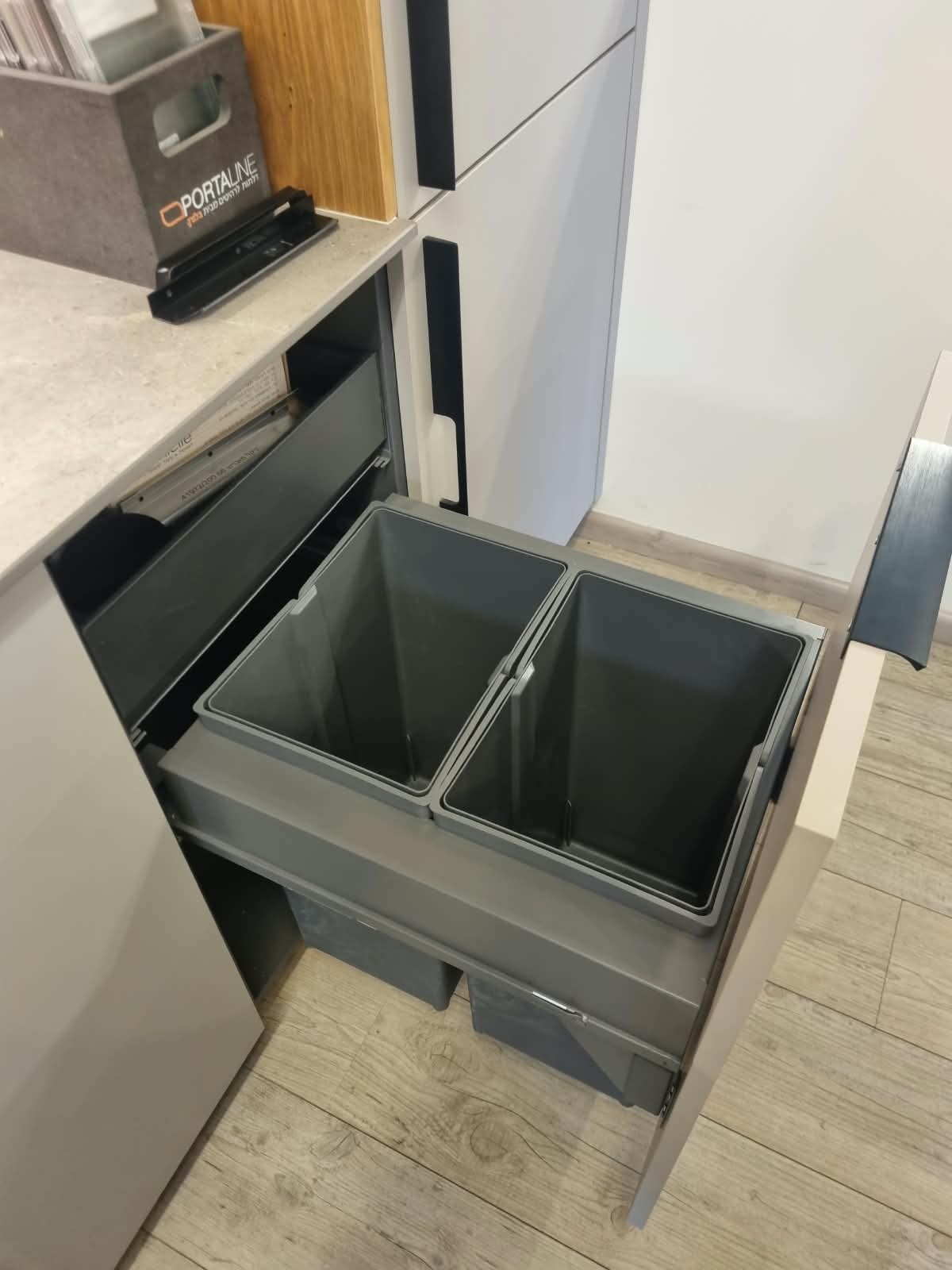 יחידה נשלפת עם פחי אשפה ומחזור בתוך ארון מטבח